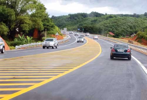 Noi Bai-Lao Cai Expressway is one out of five projects which the Government allocated ODA capital to speed up progress instead of re-loaning (Photo: SGGP)